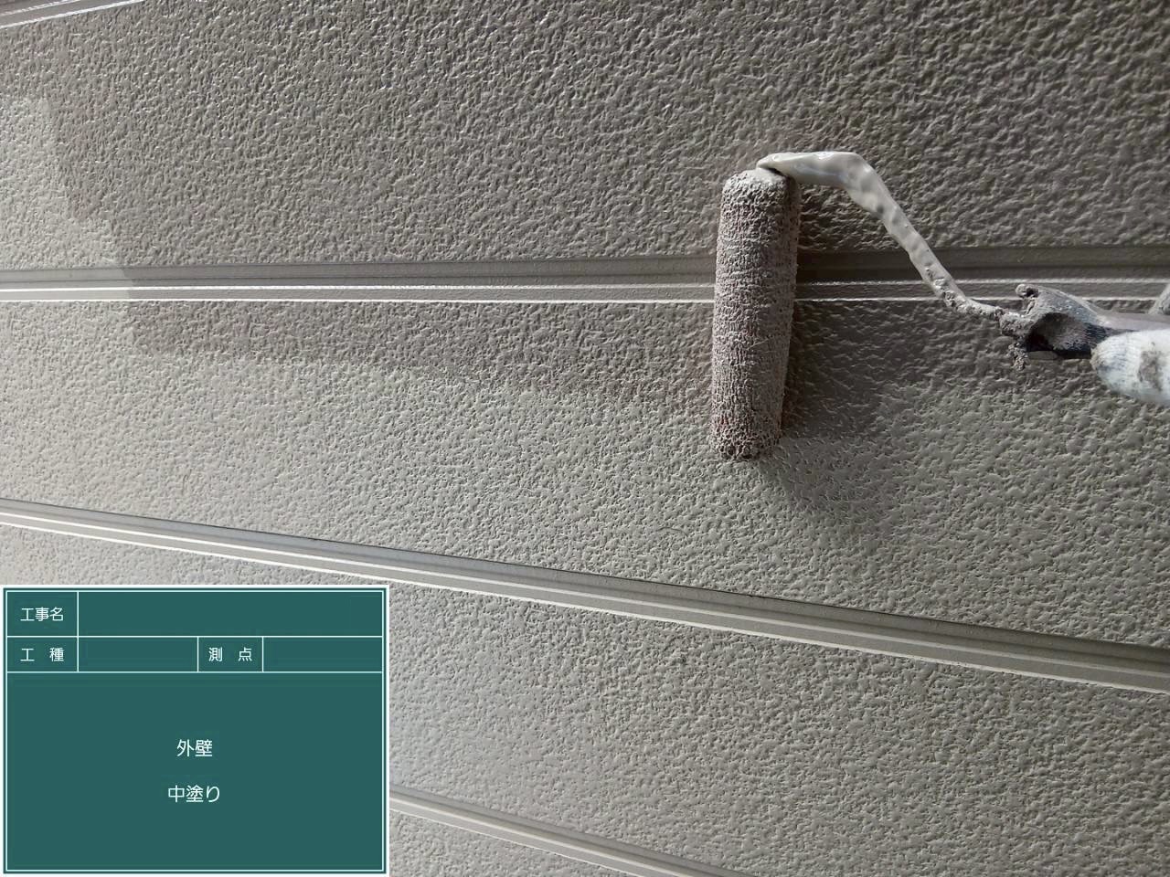 既存の外壁と同色の塗料で中塗り